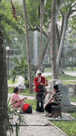 Trong video, Thái Hoà tự gọi mình là H-Chicken, có nhiều động tác, đi đứng y hệt G-Dragon. Để tăng độ chân thực, nam TikToker giả vờ làm người nước ngoài và nói chuyện với mọi người xung quanh bằng giọng lơ lớ.