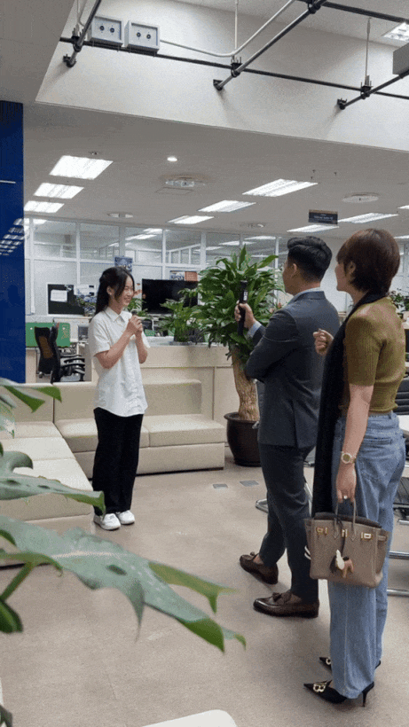 Mới đây nhất, khi Hiền Mai xuất hiện trên sóng truyền hình VTV trong bản tin Chào Buổi Sáng, cô bạn tiếp tục “gây sốt” bởi visual cực phẩm.