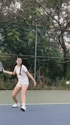 Lọ Lem lộ nhan sắc thật khi bị quay lén trên sân tập tennis