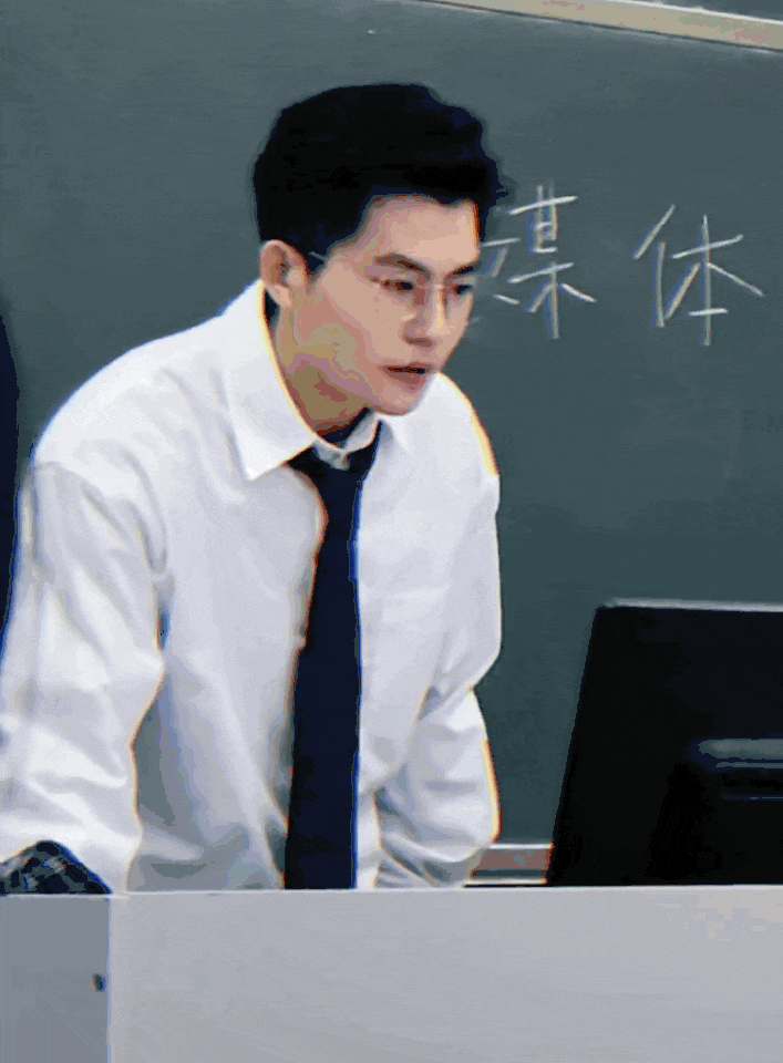 Vương Loan Anh từng nổi lên như một hiện tượng trên mạng xã hội Douyin (tương tự TikTok ở Việt Nam) vào 2 năm trước. Thời điểm này anh chàng cũng viral với vẻ ngoài điển trai khi xuất hiện trong video được một sinh viên trong trường tình cờ ghi lại khi có một sinh viên nữ xin được chụp ảnh cùng với thầy.
