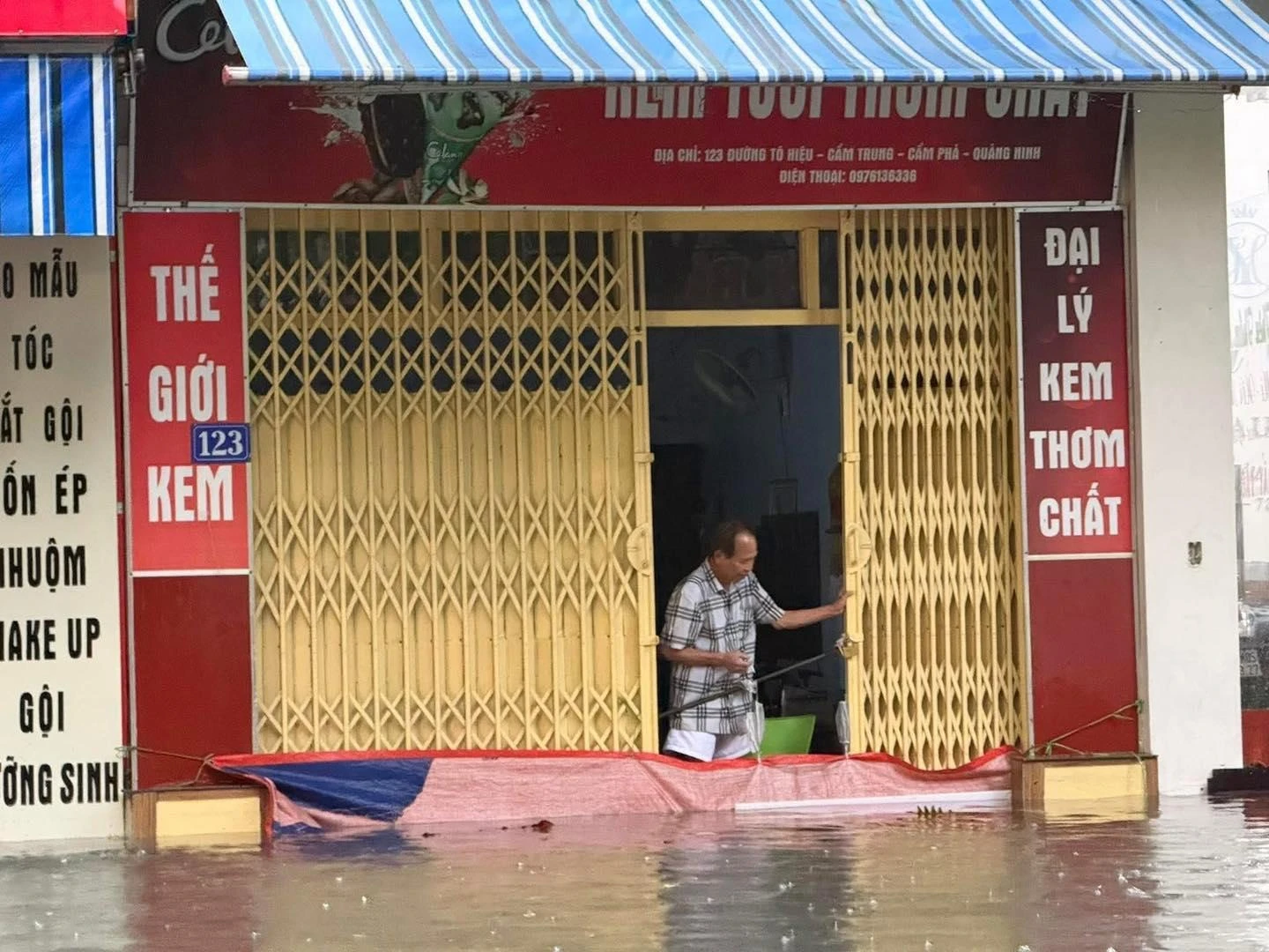Mưa "ngập trời" Cẩm Phả chìm trong biển nước
