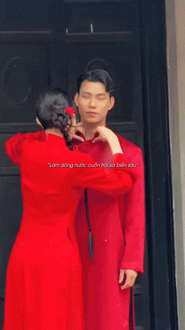 Phía dưới loạt ảnh, netizen thi nhau để lại bình luận: "Cặp này đúng là xứng lứa vừa đôi, nhìn là thấy hợp lắm luôn", "Bạn gái Văn Thanh đẹp dịu dàng, lại còn body đỉnh. Còn chàng thì cơ bắp cuồn cuộn, chuẩn cầu thủ nổi tiếng", "Couple gì mà đến cơ bụng cũng matching, cưng quá trời"...