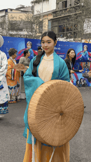 Mới đây, khi dự sự kiện tại phố đi bộ Hồ Gươm, Lọ Lem (Mai Thảo Linh) - con gái MC Quyền Linh tiếp tục chứng minh sức hút riêng với nhan sắc trong trẻo và phong thái nhẹ nhàng khi diện Việt phục.