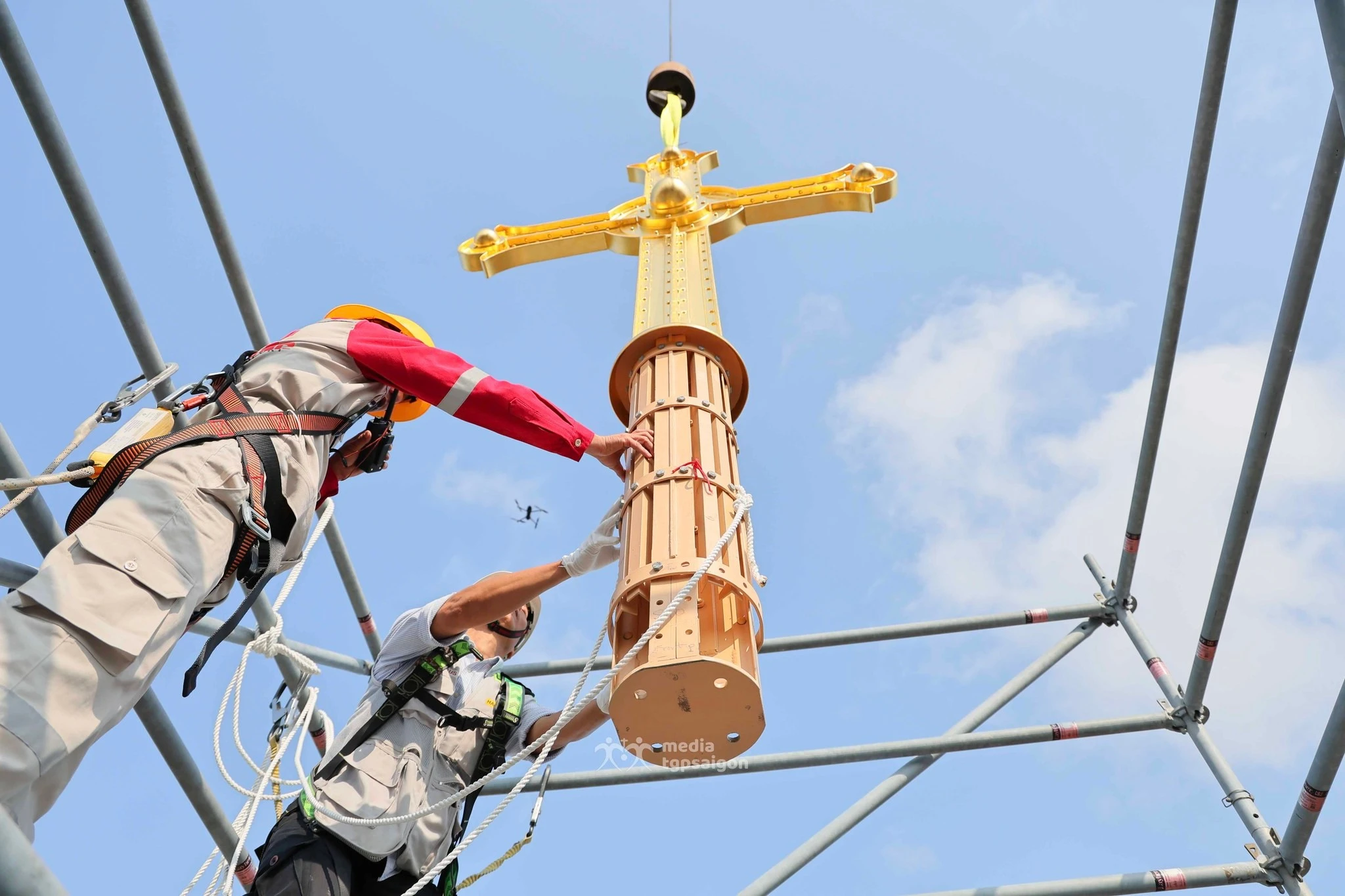 Hai Thánh giá mạ vàng 400 kg được lắp đặt tại Nhà thờ Đức Bà