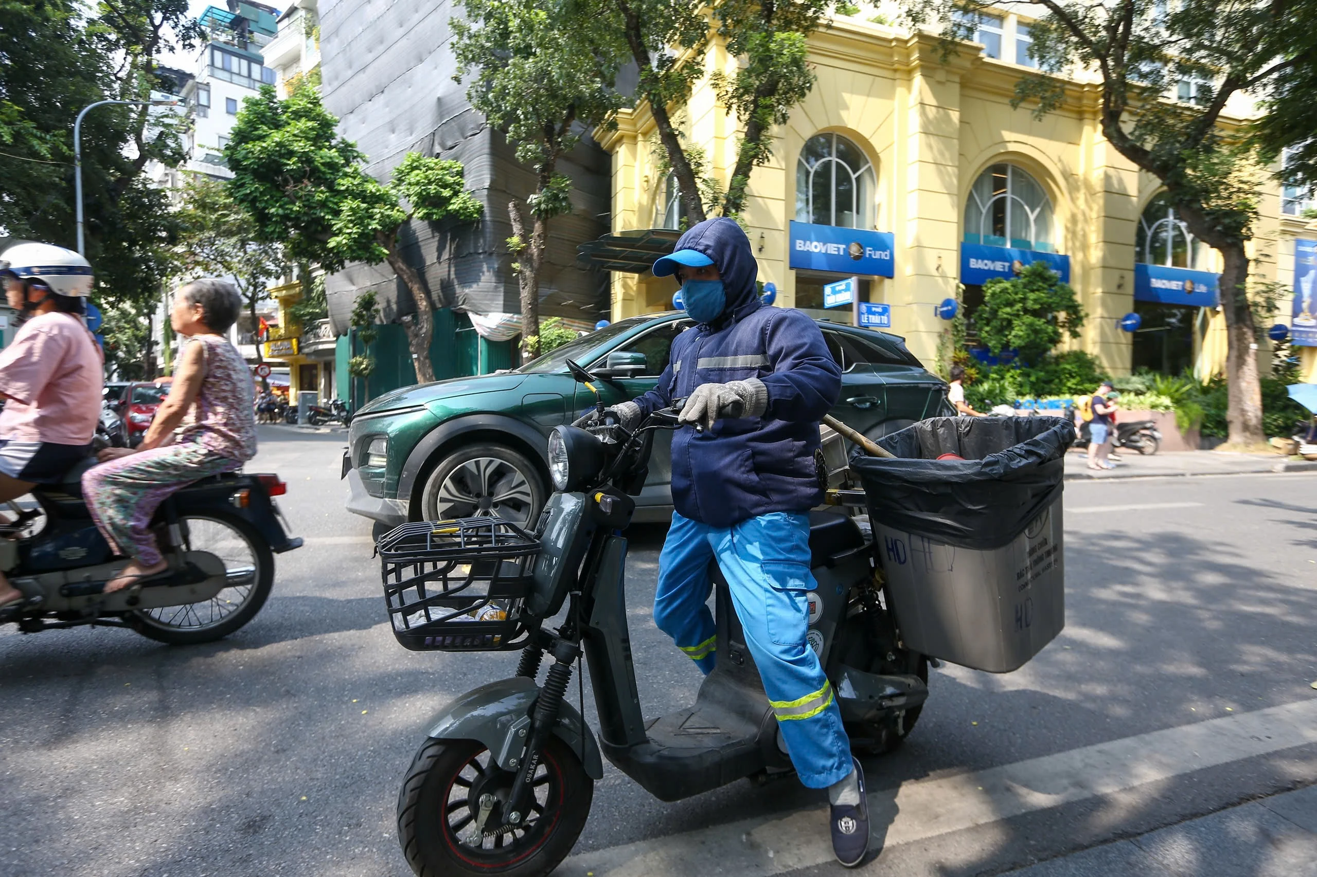 [GALLERY] Xe điện, trạm HUB hướng tới xanh hóa công tác thu gom rác đô thị