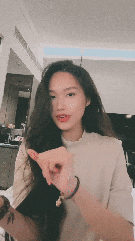 Đây không phải lần đầu Doãn Hải My khoe giọng hát. Trước đó, cô từng ngẫu hứng hát trong một số clip đời thường, gây bão mạng xã hội vì phong thái tự nhiên.