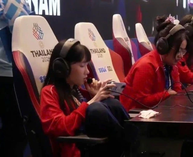 Nữ game thủ Việt dự SEA Games 33 gây sốt với màn dáng ngồi co chân trên ghế