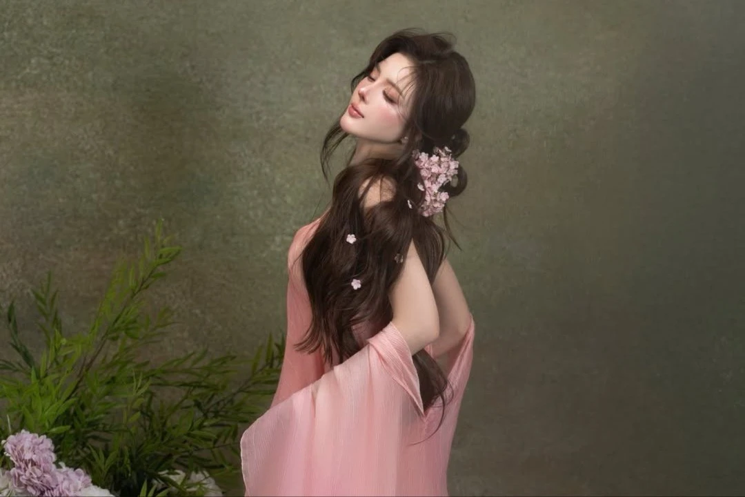 'Búpbê sống' Lilly Luta diện váy lụa như bước ra từ cổ tích