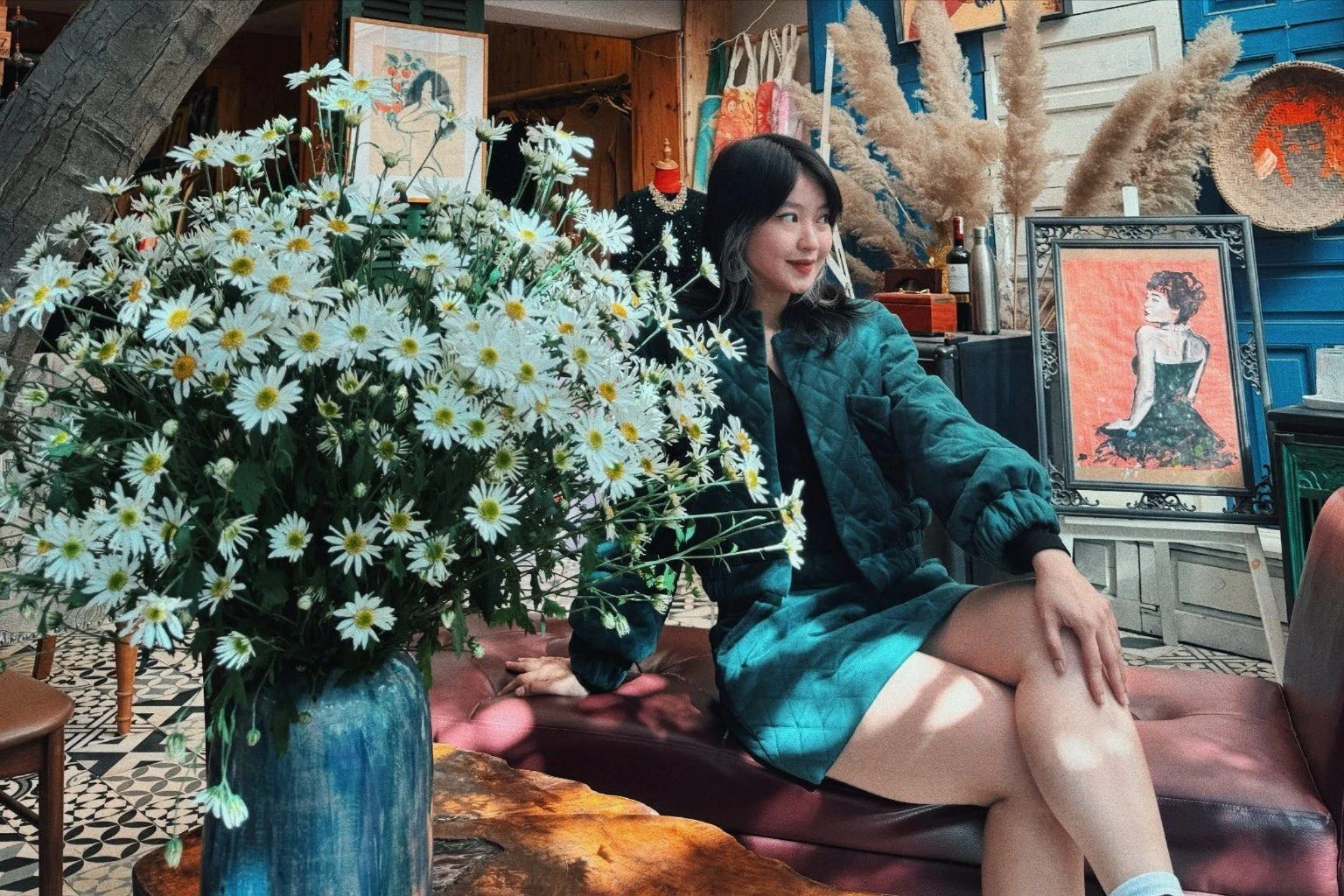 Cựu hot girl Mi Vân khoe nhan sắc dịu dàng bên cúc họa mi
