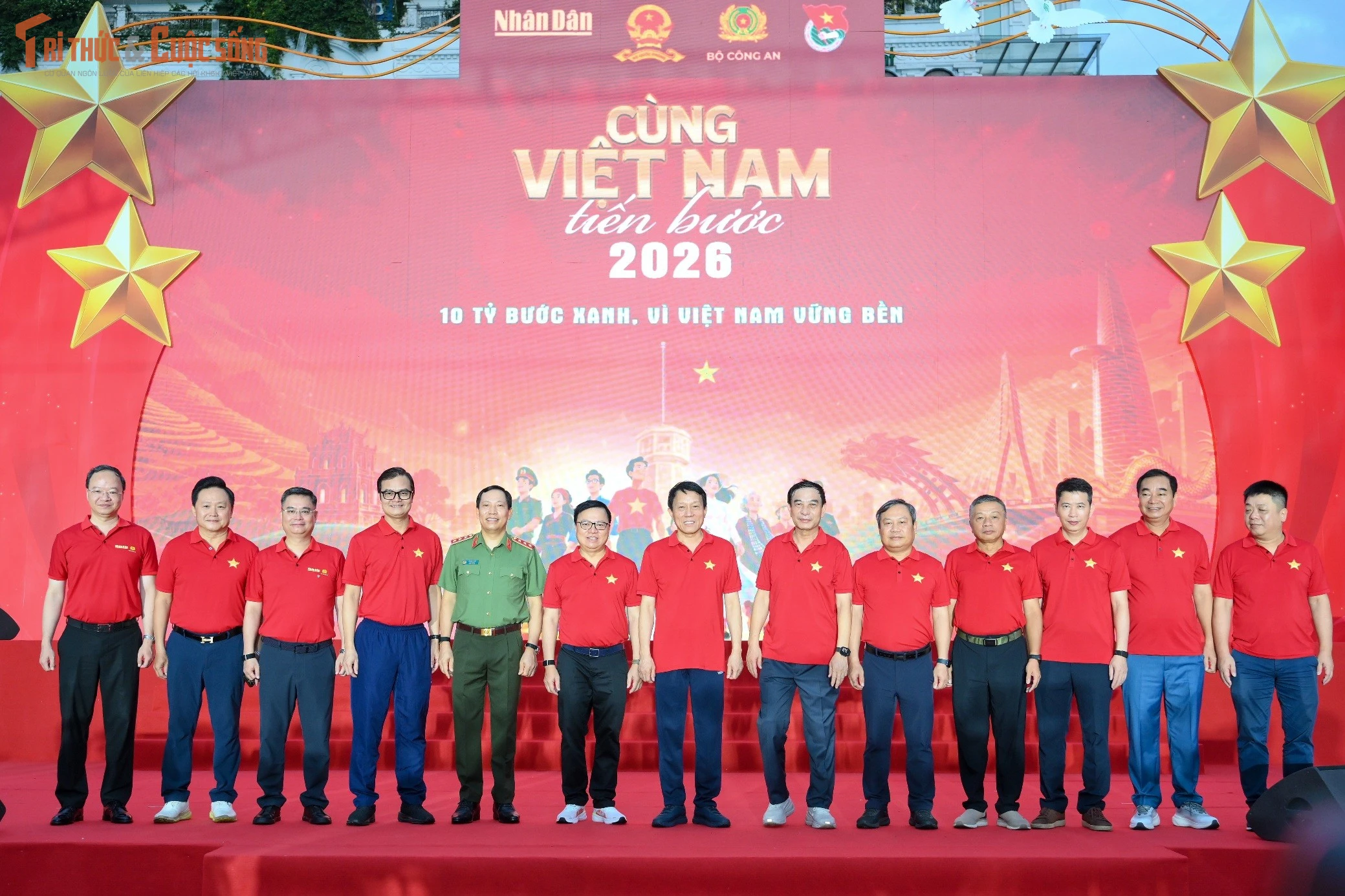 Gallery - [GALLERY] Hàng nghìn người tham gia sự kiện đi bộ “Cùng Việt Nam tiến bước”  - image 1