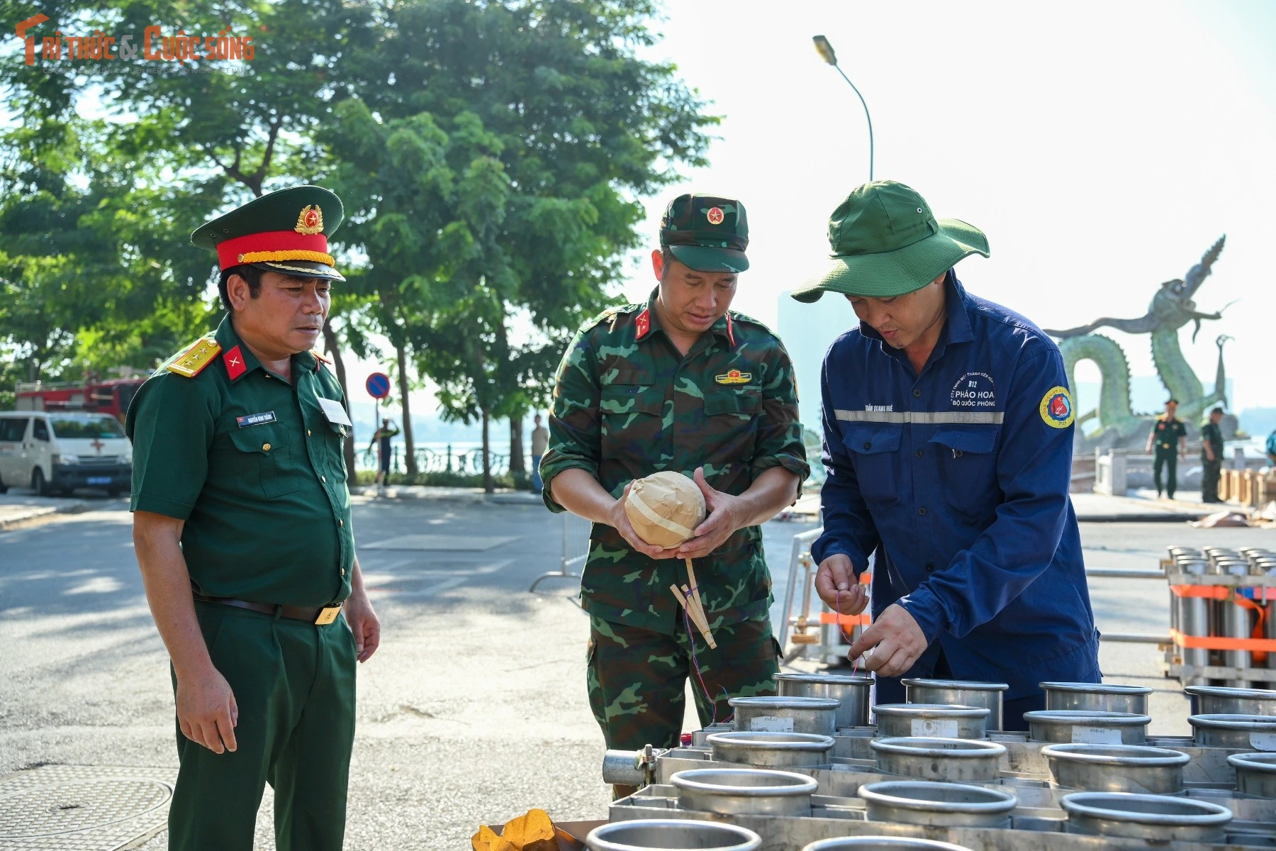 [GALLERY] Trận địa pháo hoa Hồ Tây sẵn sàng chào mừng lễ Quốc khánh 2/9