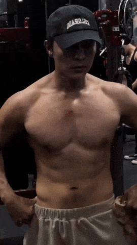 'Nam thần' phim 'Mưa đỏ' gây sốt trong phòng gym