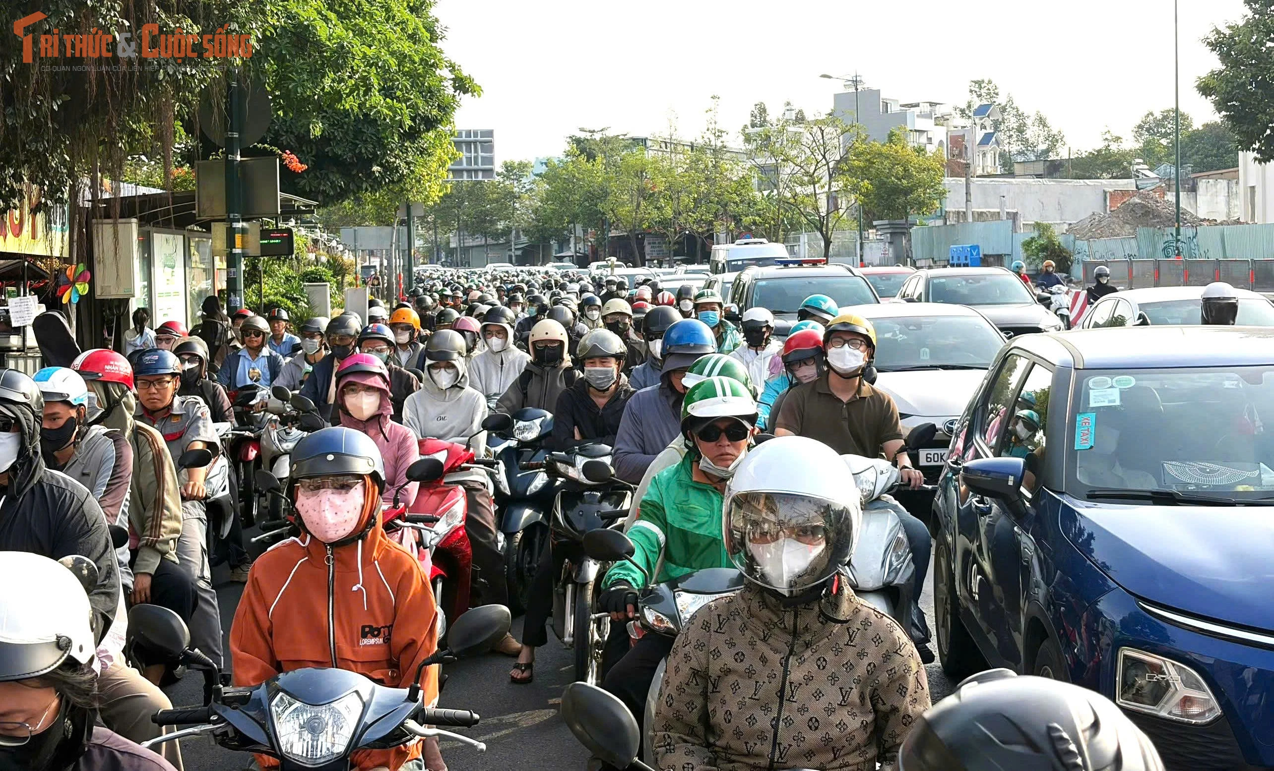 Người dân “mướt mồ hôi” vì nắng nóng, kẹt xe đi làm sau lễ