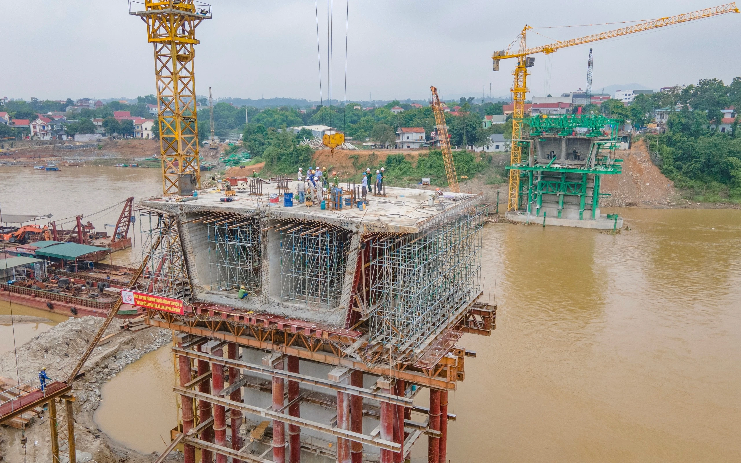 Cầu Phong Châu - Phú Thọ dần thành hình vươn ra sông Hồng