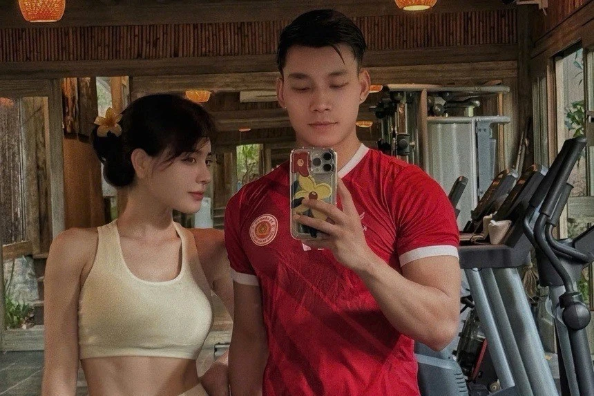Cầu thủ Vũ Văn Thanh khoe cơ bắp cùng bạn gái hot girl
