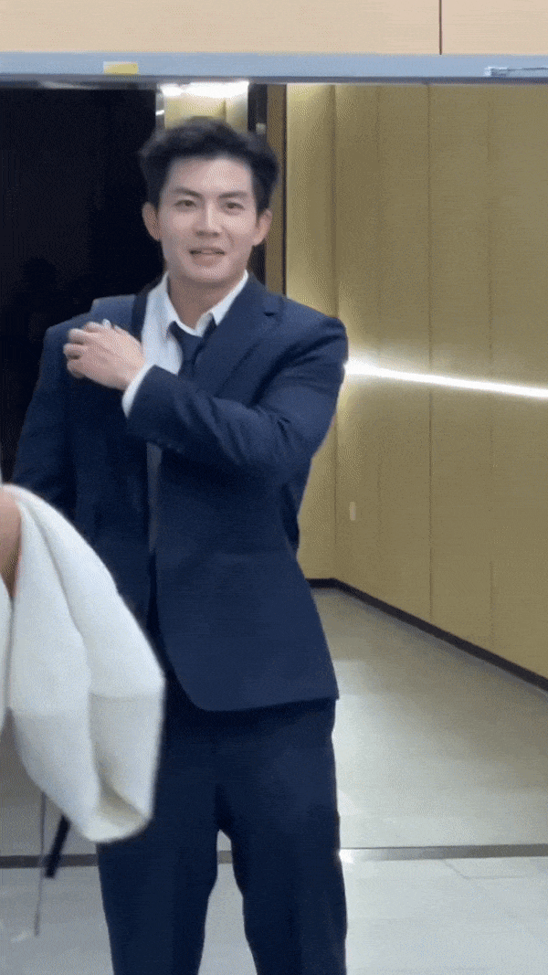 Nhiều sinh viên của trường, từng học lớp do thầy Vương Loan giảng dạy đã để lại những bình luận bênh vực. Họ cho biết ở ngoài nam giảng viên cũng là idol với các học sinh, không chỉ vì vẻ ngoài điển trai mà còn bởi kiến thức chuyên môn giỏi, tính cách thân thiện, gần gũi.