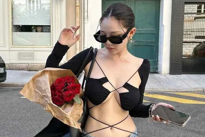 Hot mom Hàn Quốc gây tranh cãi vì cách ăn mặc "hở bạo"