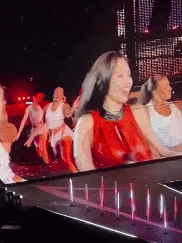 Nữ idol gây sốt với hành động khoe ngực ở concert