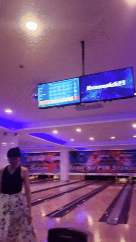 Mẹ Doãn Hải My diện đẹp thảnh thơi chơi bowling cùng các con