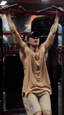 Trong một đoạn video mới đây viral trên MXH, Steven Nguyễn xuất hiện tại phòng tập trong set đồ thể thao thoải mái: áo tank top rộng rãi, quần short đơn giản và mũ lưỡi trai cá tính.