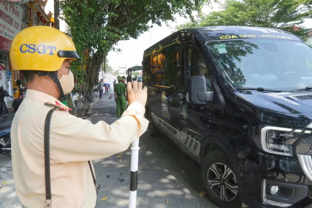 [GALLERY] CSGT Hà Nội xử lý xe dừng, đỗ sai quy định quanh phố cổ bằng camera