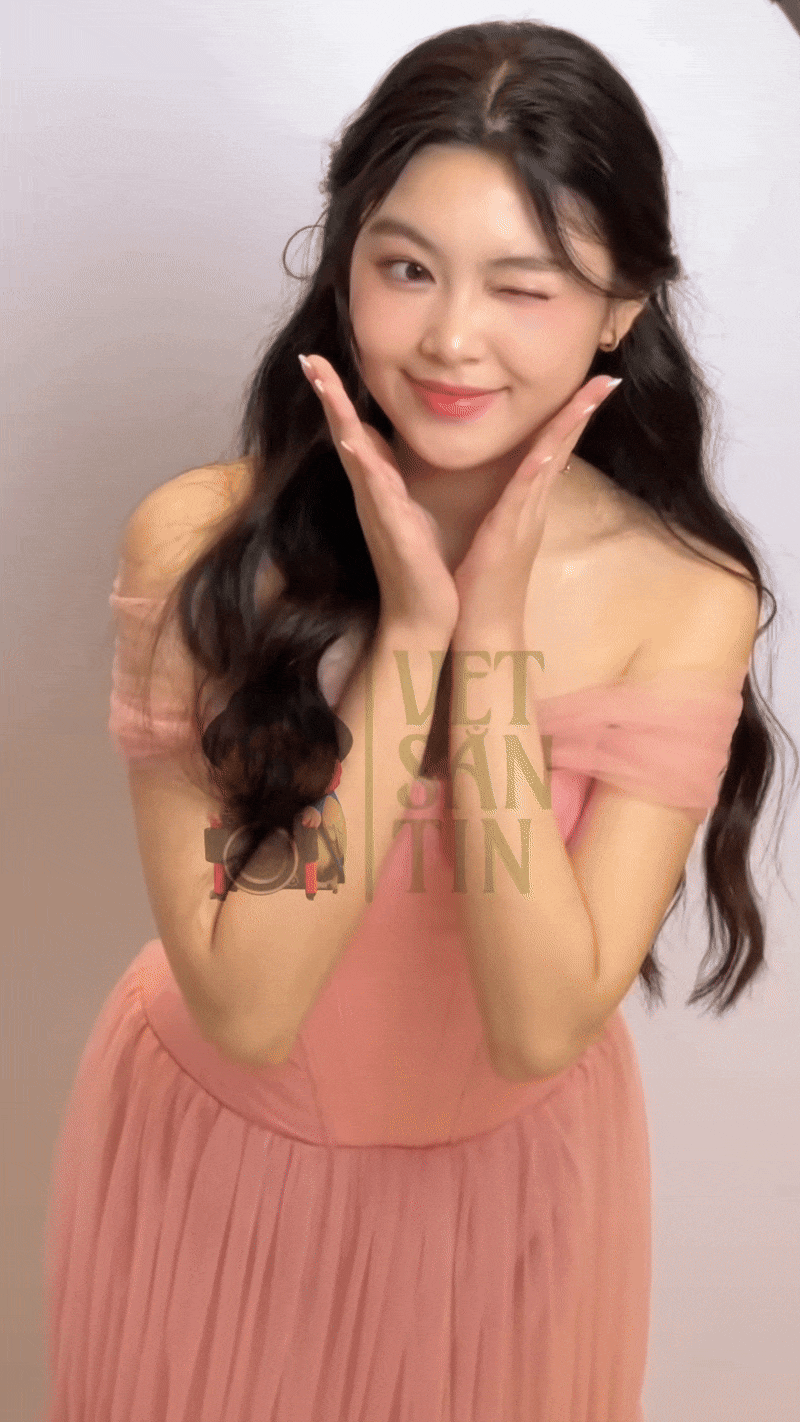 Nhìn tổng thể, visual của Lọ Lem thể hiện sự trong trẻo, thuần khiết. Cô nàng vốn nổi tiếng từ khi còn nhỏ với gương mặt cân đối và dịu dàng.