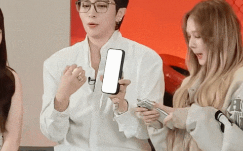 Xoài Non để tóc buông xõa tự nhiên, có phần rối và mỏng, không đều màu. Ngoài ra, gương mặt hot girl Instagram này tròn trịa hơn trước, đặc biệt là phần má và cằm lộ rõ dấu hiệu tăng cân.