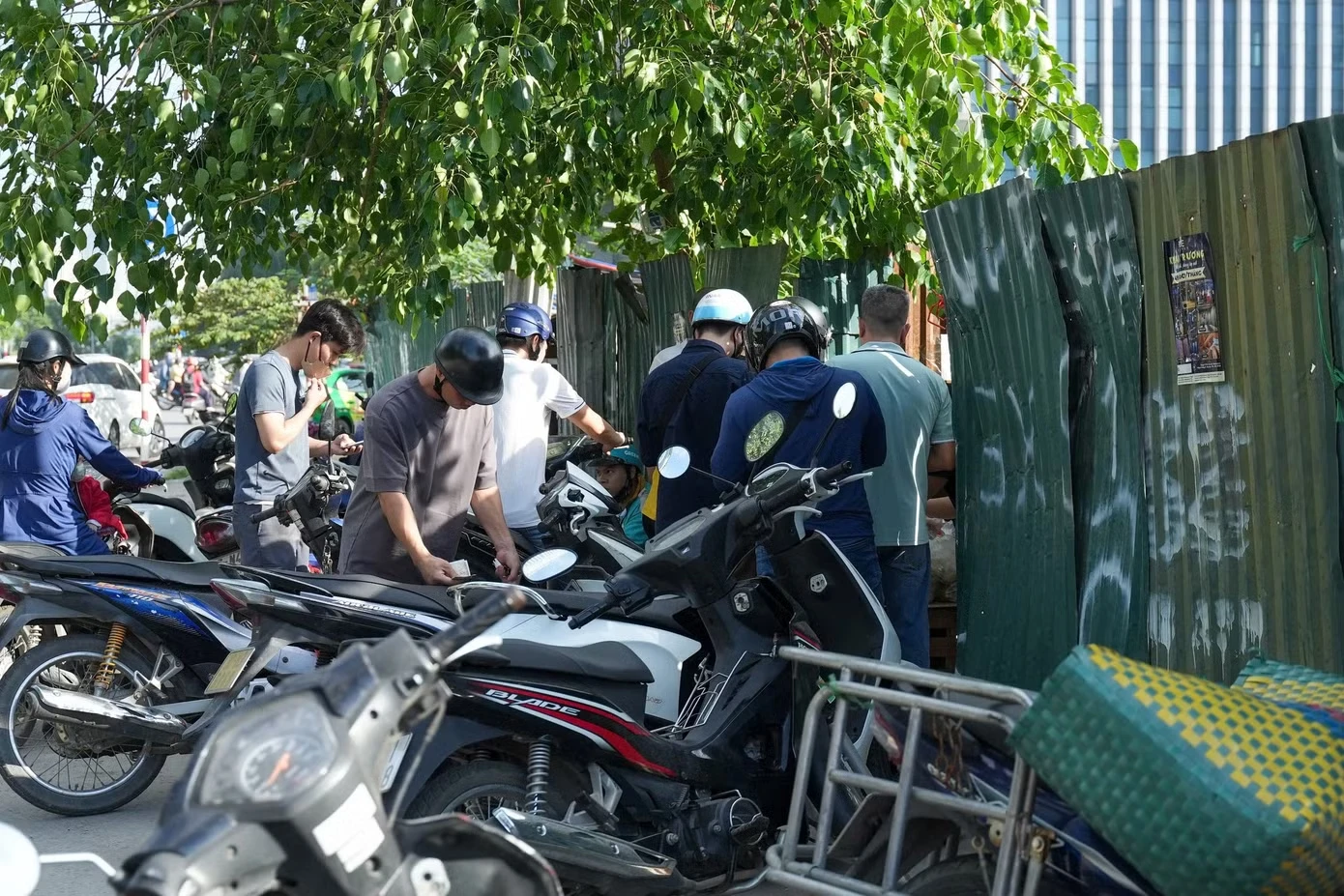 Hàng quán Hà Nội chuyển sang bán kiểu “đánh nhanh rút gọn”