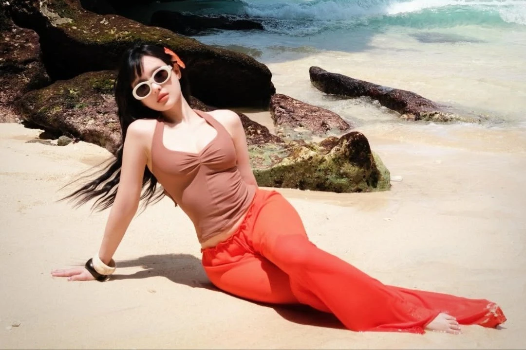 Cựu hot girl Vân Tiny khoe nhan sắc rạng rỡ tại bãi biển Bali
