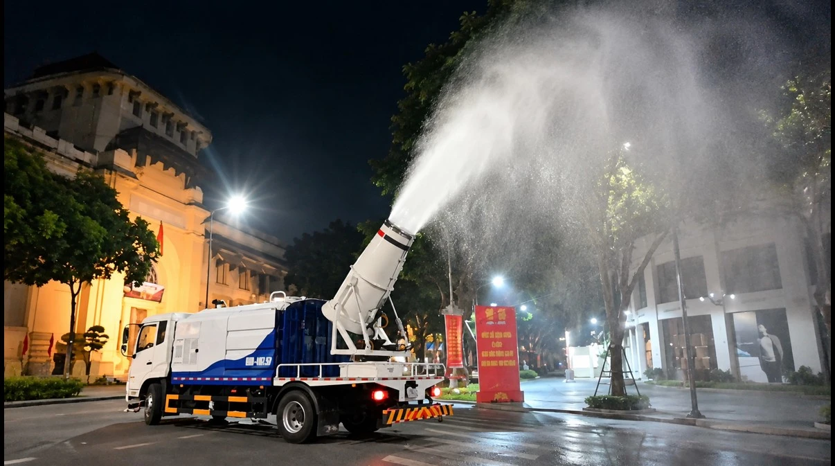 [GALLERY] Hà Nội thử nghiệm xe phun sương dập bụi trên nhiều tuyến phố