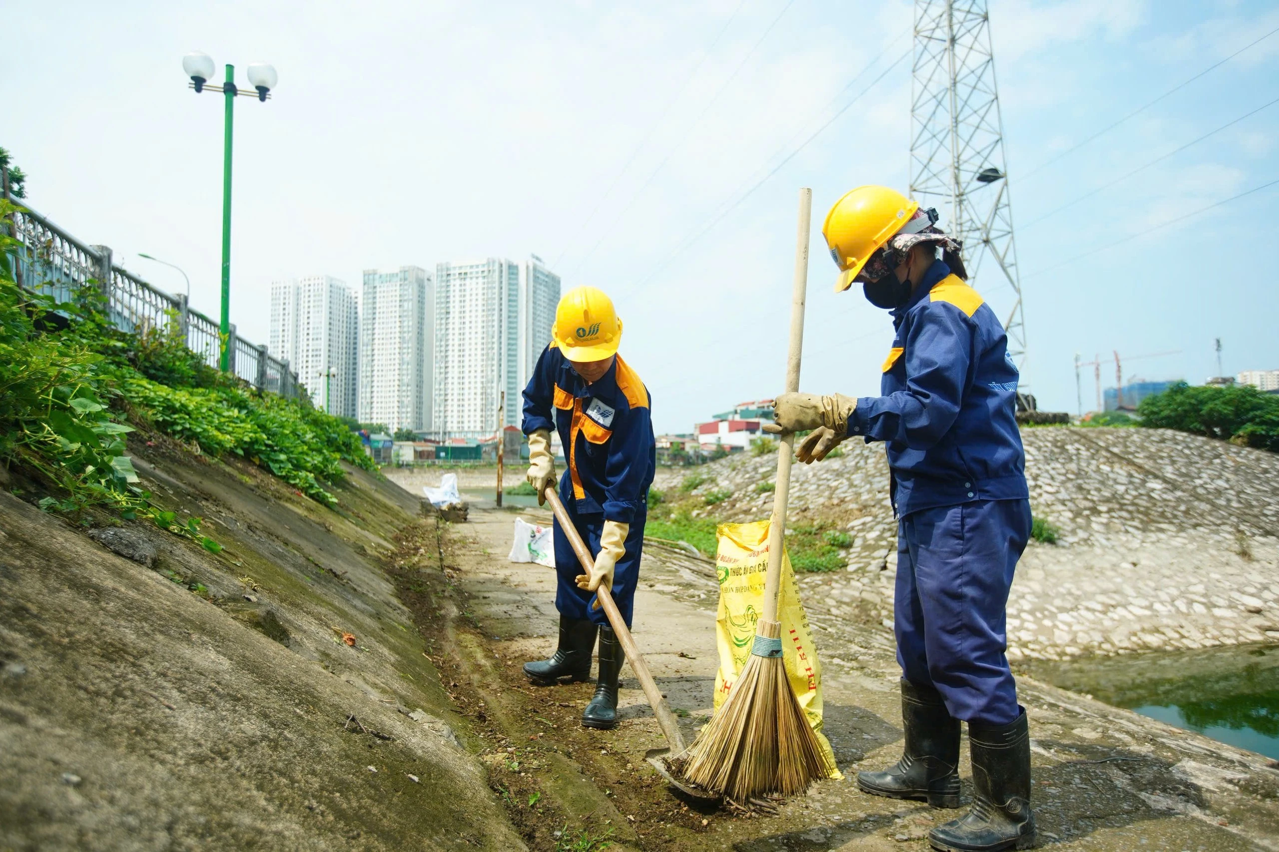 Hồ Hạ Đình sạch trở lại sau đợt ra quân xử lý rác thải tâm linh