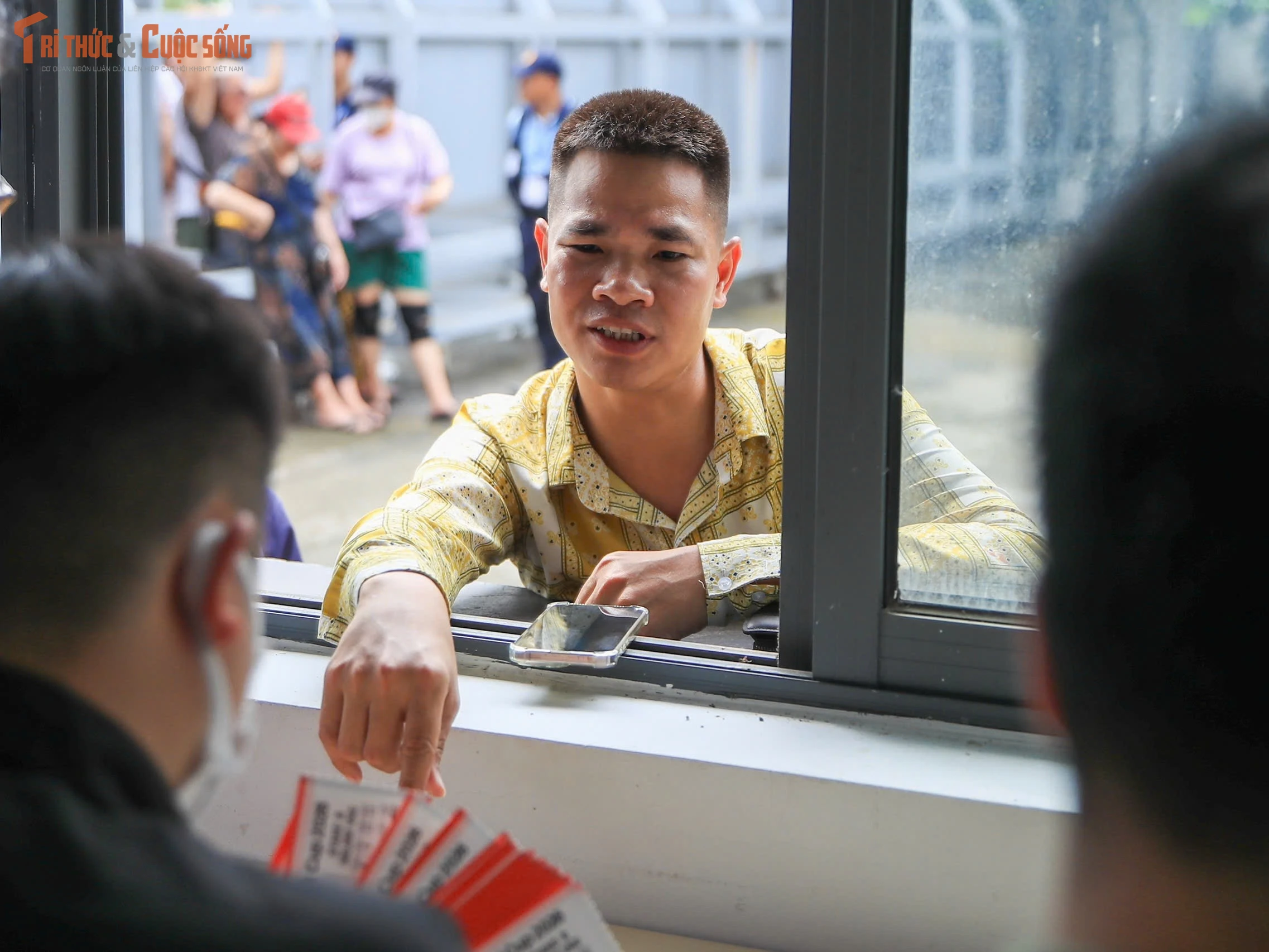 [GALLERY] Mở bán vé trận Việt Nam đấu Singapore, NHM xếp hàng ngăn nắp