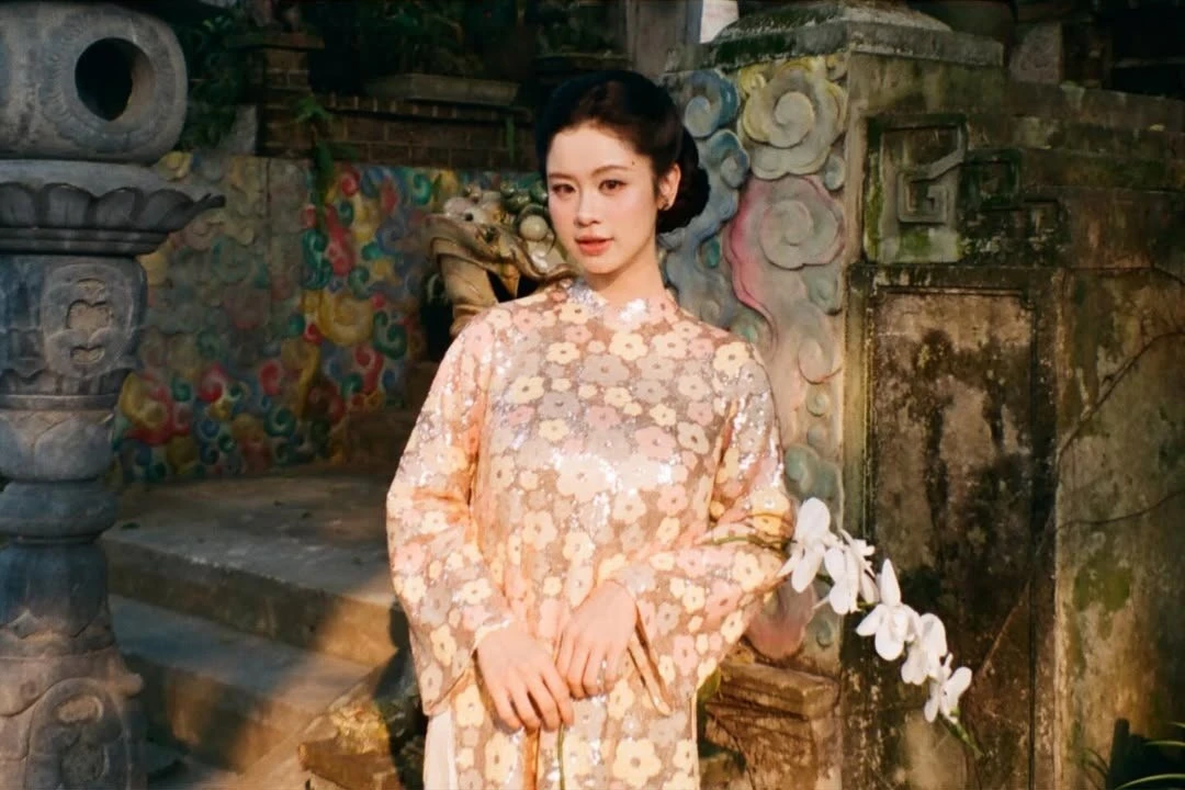 ‘Hot girl tạp hóa’ Hàn Hằng dịu dàng với tà áo dài, nhan sắc mặn mà sau sinh