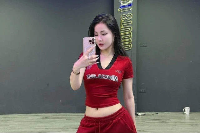 Chỉ một cú lắc hông, hot TikToker hút cả triệu ánh nhìn