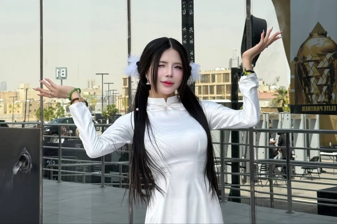 Nữ MC Mai Dora đưa áo dài Việt Nam tới Esports World Cup làm fan trầm trồ