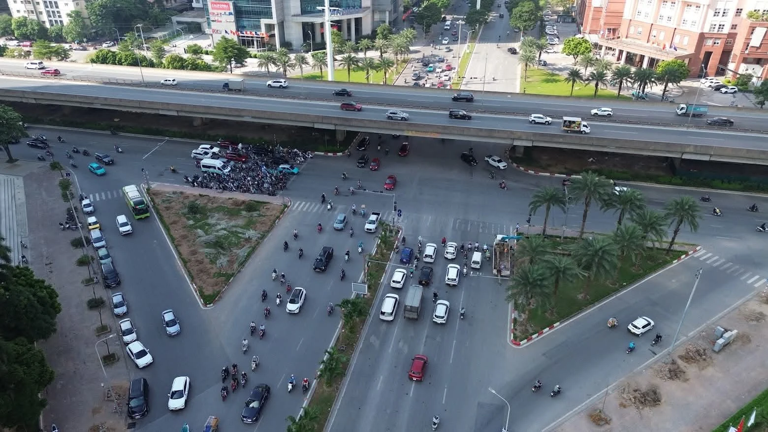 [GALLERY] Hà Nội di dời cây xanh, chuẩn bị xây hầm chui hơn 960 tỷ đồng