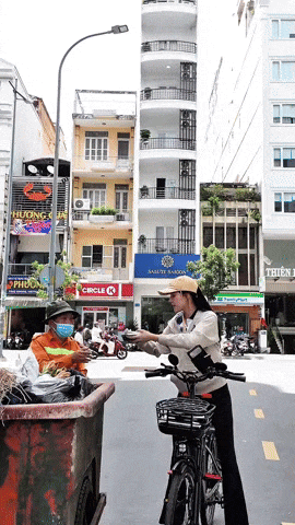 Siêu mẫu Kỳ Hân giản dị trao hộp cơm cho người lao động nghèo