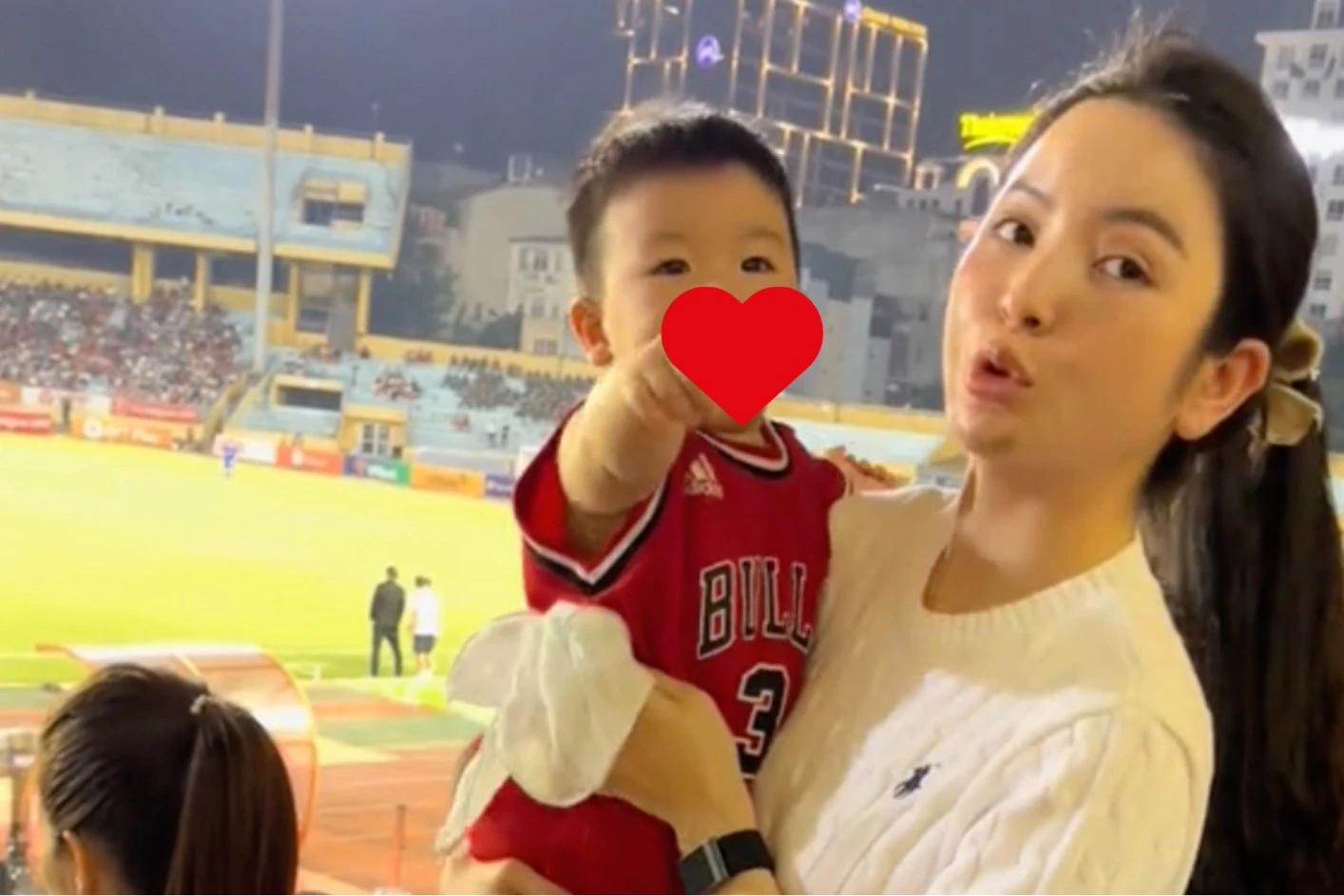 "Cam thường" soi rõ Chu Thanh Huyền với cằm tím tái 