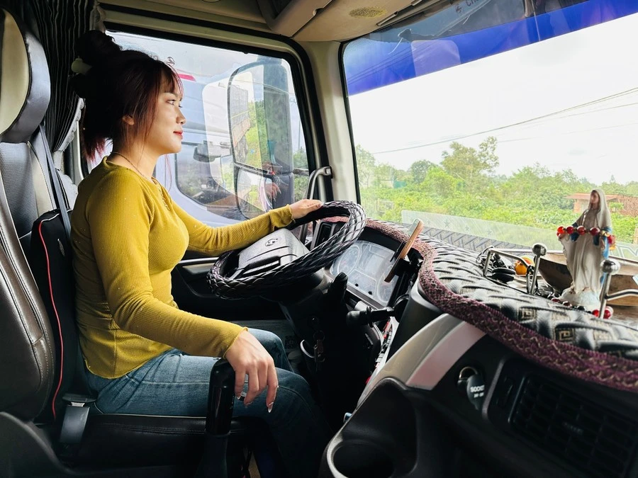 Nữ tài xế lái xe tải chở hàng cứu trợ miễn phí cho miền Trung