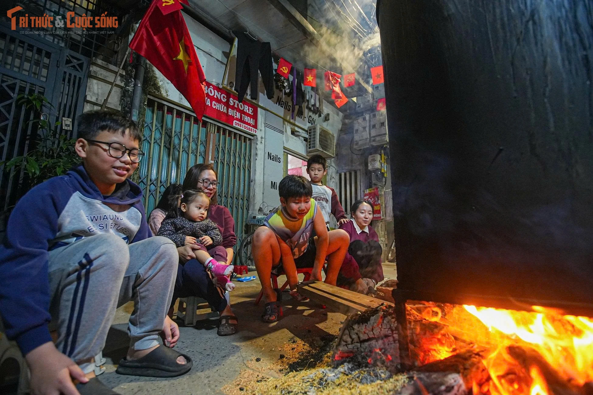 Người Hà Nội thức xuyên đêm gói bánh chưng, giữ gìn nét Tết truyền thống