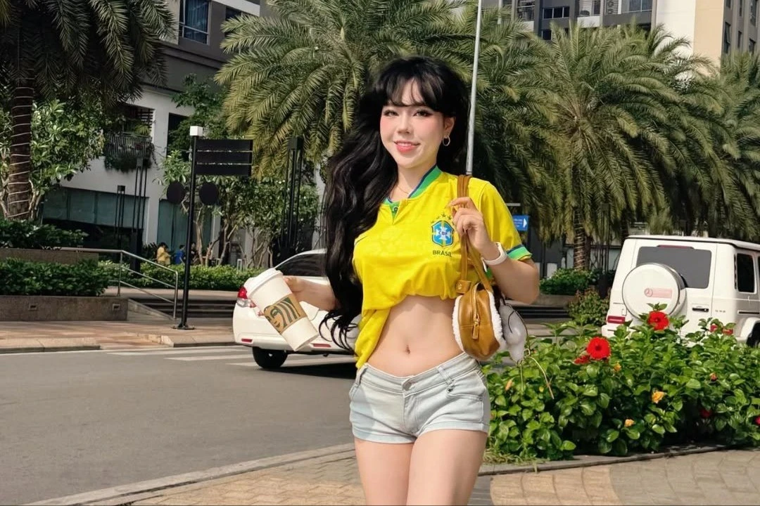 Hot girl TikTok Bảo Khuyên Susan diện áo bóng đá, khoe vòng eo không chỗ chê