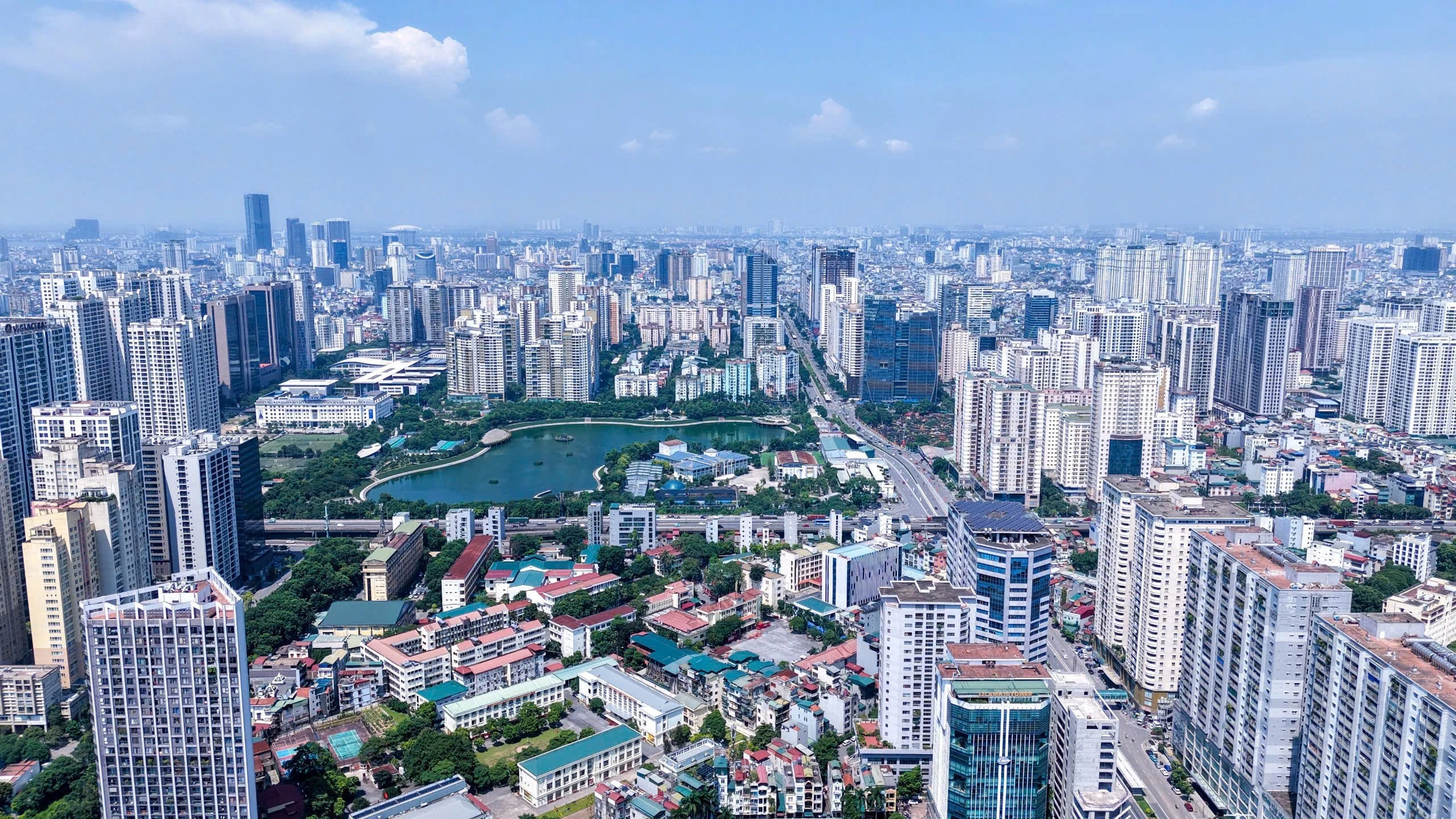 [GALLERY] Ngắm “lá phổi xanh” giữa những tòa nhà cao tầng ở Hà Nội