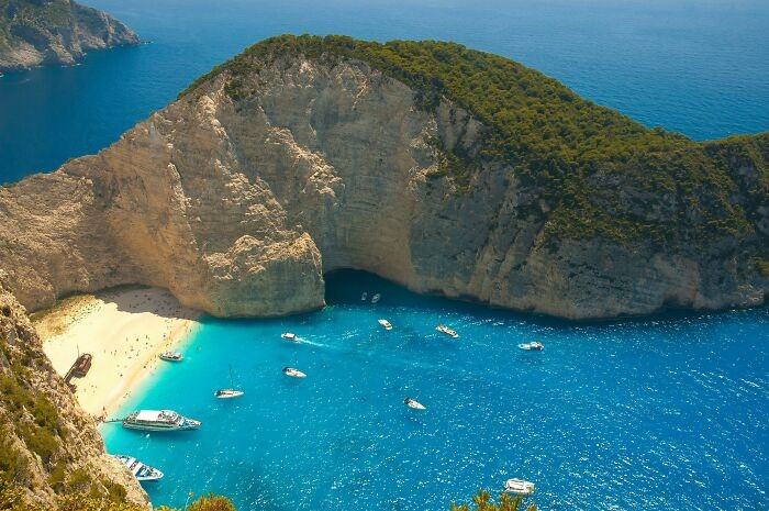 Navagio là một trong những bãi biển mang tính biểu tượng nhất của Hy Lạp, thu hút hàng ngàn du khách mỗi năm nhờ vẻ đẹp ấn tượng như tranh vẽ và câu chuyện lịch sử đầy bí ẩn.