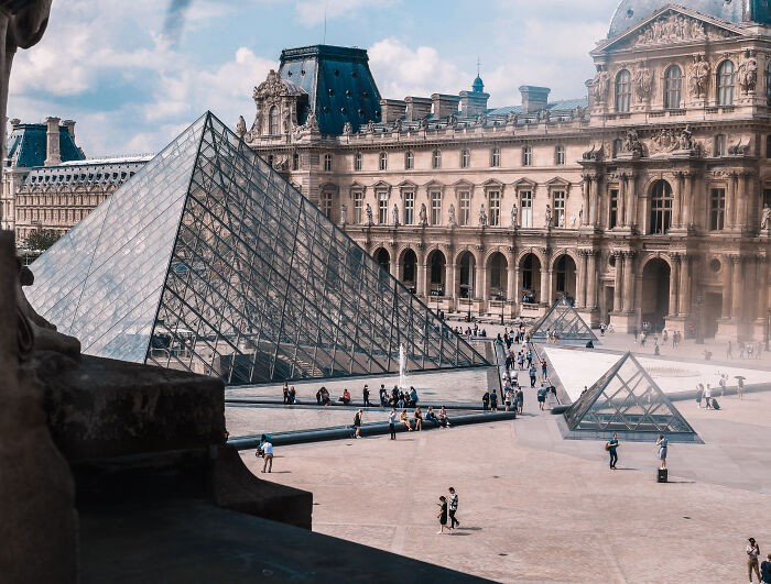 Bạn sẽ cần hơn 100 ngày để có thể tham quan hết Bảo tàng Louvre, nơi trưng bày một bộ sưu tập khổng lồ các tác phẩm nghệ thuật và hiện vật lịch sử.