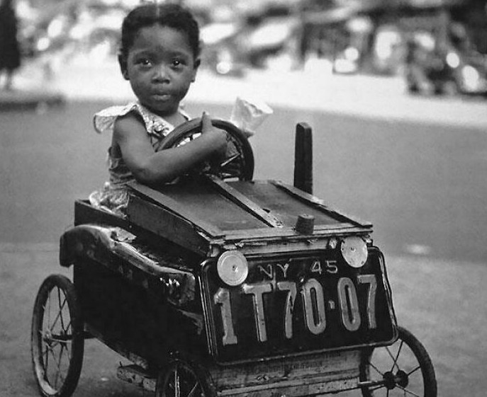 Bé gái "lái xe" ở thành phố New York, Mỹ, năm 1947.