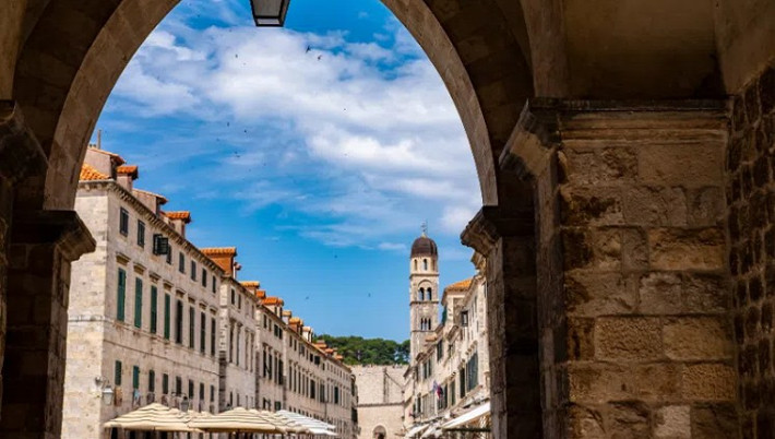 Trang Completelycroatia cho biết, hiệu thuốc thương mại đầu tiên trên thế giới được cho là mở cửa tại Dubrovnik vào năm 1317. Là một phần của Tu viện lúc bấy giờ, hiệu thuốc này vẫn tồn tại cho đến ngày nay. Ảnh: WCC.