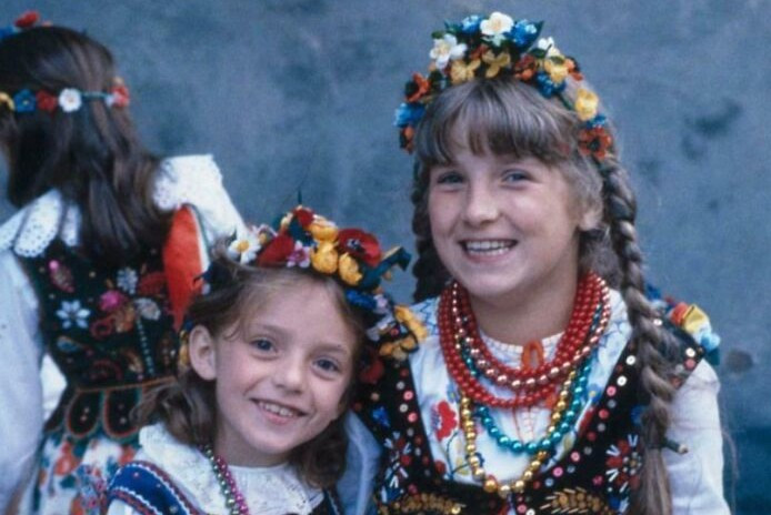 Hai cô gái mặc trang phục truyền thống tại Krakow, Ba Lan, cười tươi trước ống kính năm 1983.
