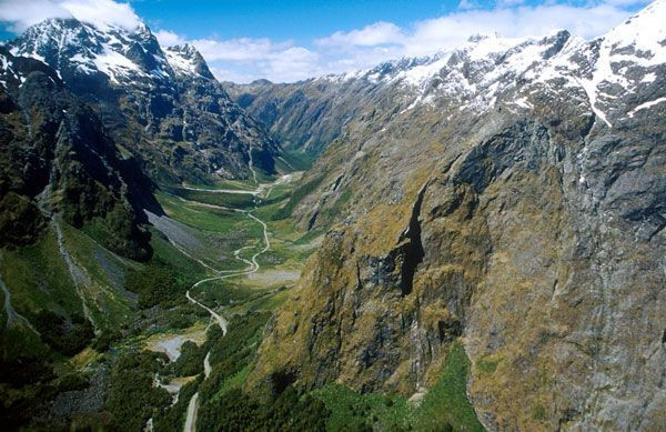 Đường Milford ở New Zealand là một trong những con đường cao nhất và cũng nguy hiểm để lái xe. Tuy nhiên, con đường này lại là một điểm thu hút du khách nổi tiếng, với những khúc cua cùng cảnh quan ấn tượng. Ảnh: Pinterest.
