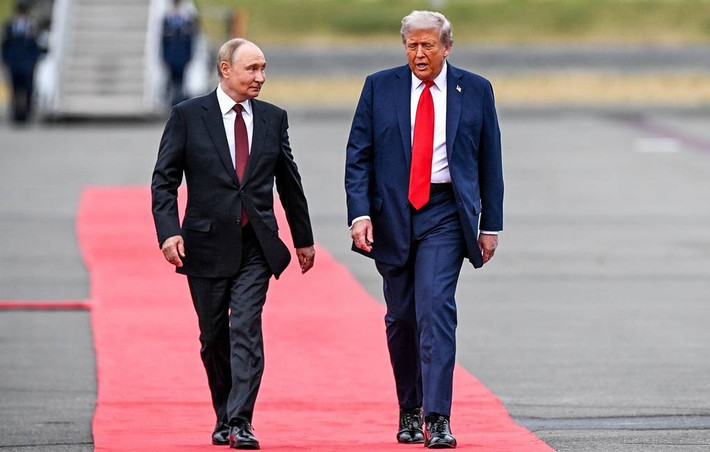 Mỹ đã trải thảm đỏ đón Tổng thống Putin và đích thân Tổng thống Mỹ Donald Trump có mặt tại đây để bắt tay cũng như chụp ảnh với nhà lãnh đạo Nga. Ảnh: Tass.