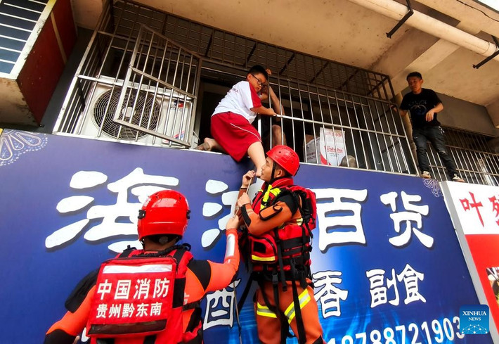 Chính quyền địa phương đã phải kích hoạt ứng phó lũ lụt khẩn cấp ở mức cao nhất, sơ tán khoảng 80.000 người dân. Ảnh: Xinhua.